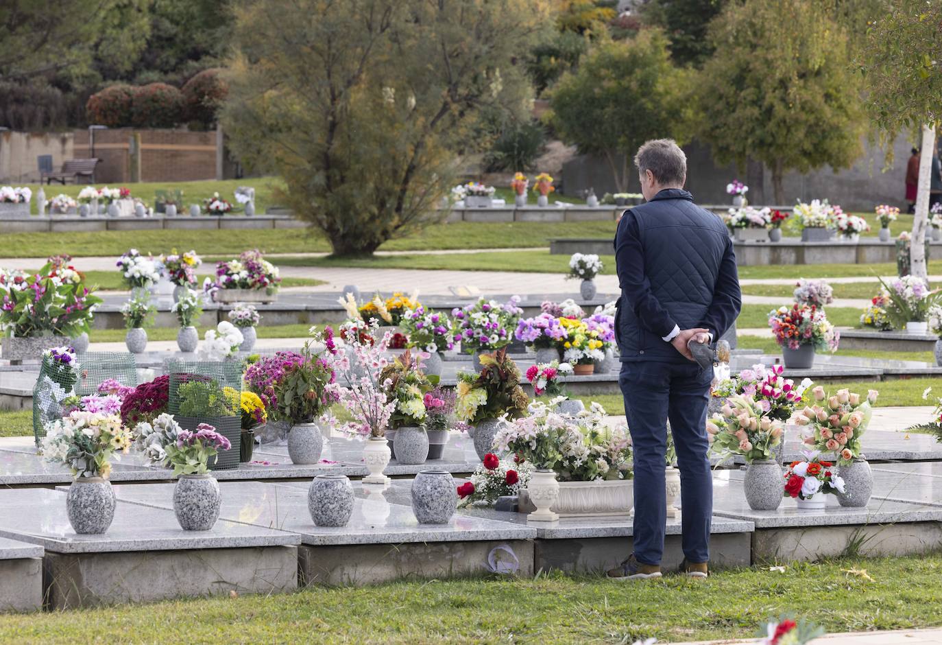 Fotos: El cementerio de Contiendas en Valladolid recibe a visitantes para honrar a los difuntos