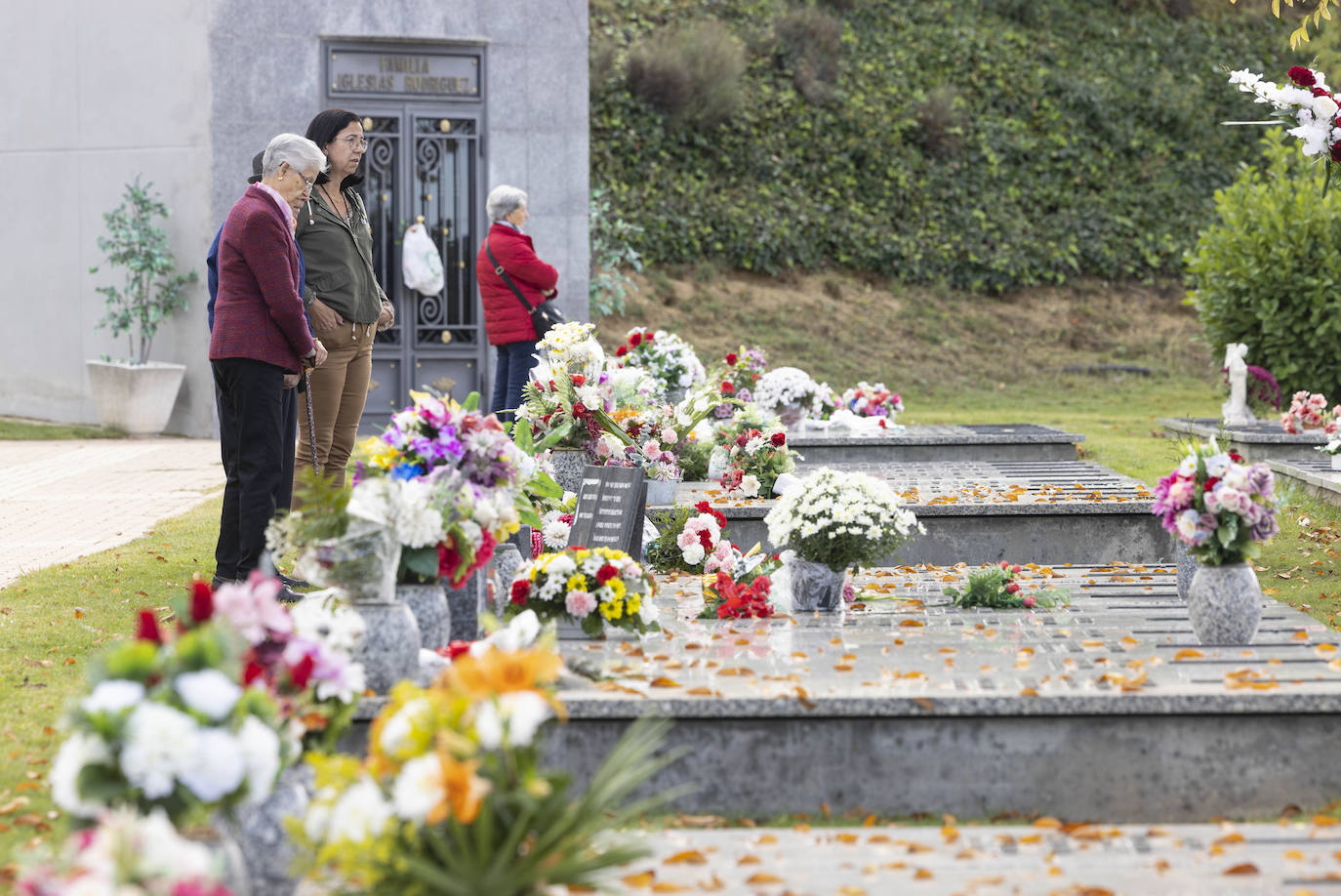 Fotos: El cementerio de Contiendas en Valladolid recibe a visitantes para honrar a los difuntos