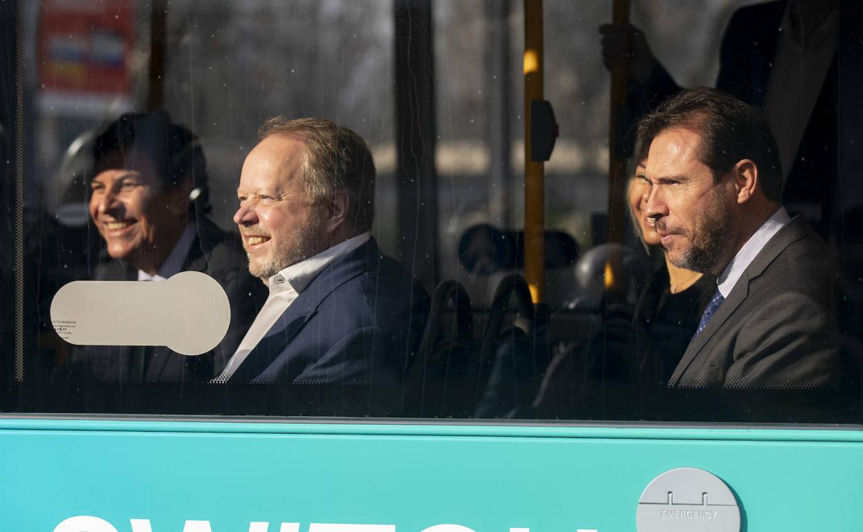 Carriedo, Andy Palmer y Puente, en uno de los autobuses de Switch Mobility durante la presentación de la fábrica. 