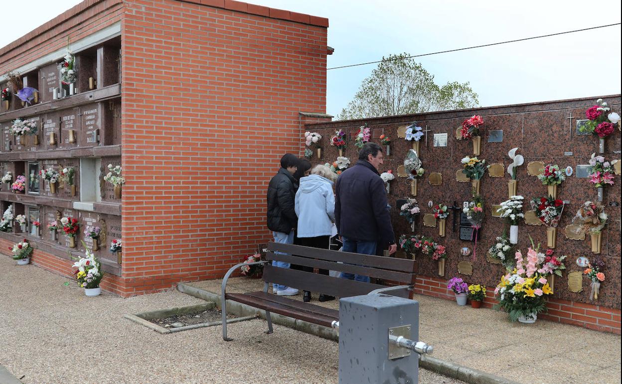 Varias personas, ante los nichos de sus seres queridos, este lunes en la víspera de Todos los Santos. 