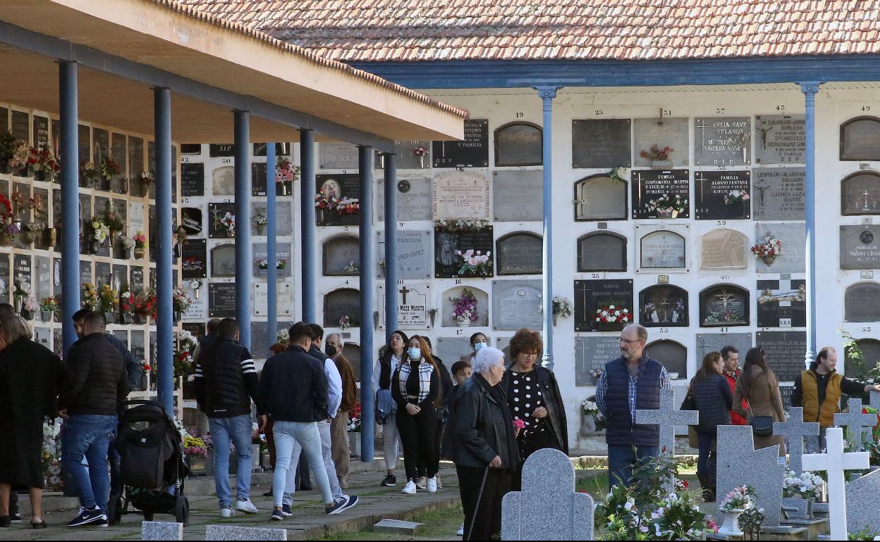 Multitud de personas visitan las tumbas y nichos de sus seres queridos este martes.