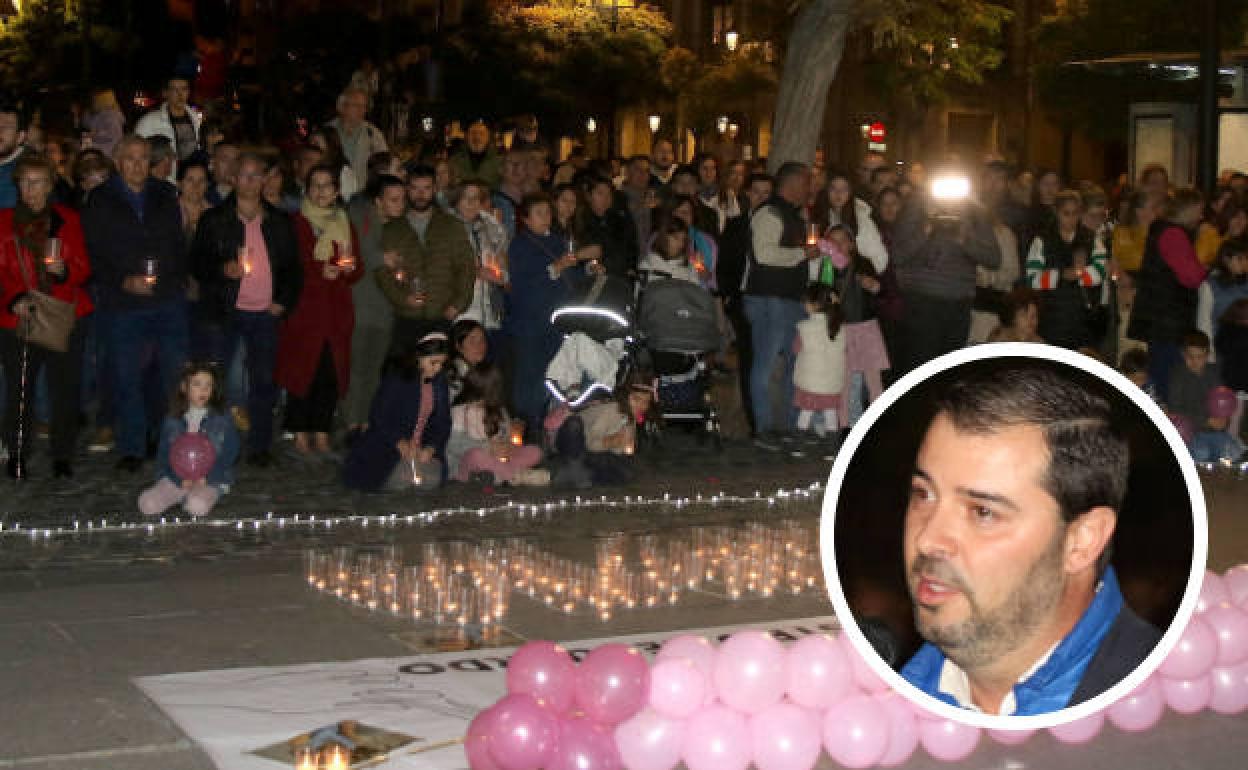 Concentración este martes en la capital segoviana en memoria de Olivia. En el círculo, Eugenio García,. padre de la niña. 