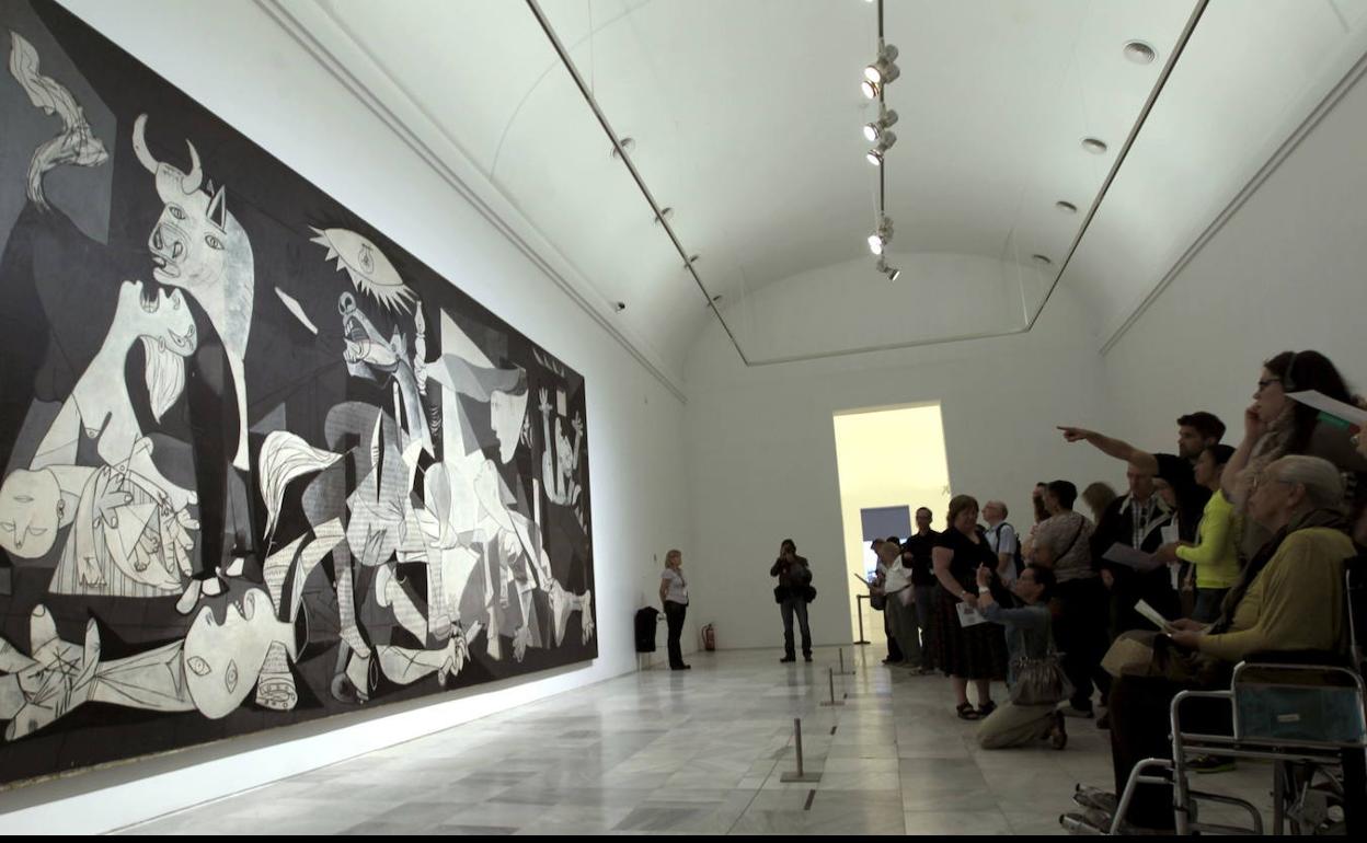 Visitantes contemplan el 'Guernica' de Picasso en el Museo Reina Sofía de Madrid.