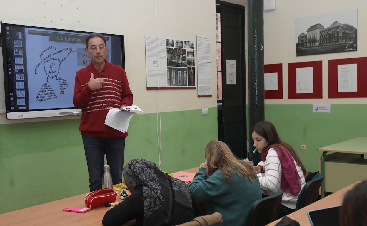 Miguel Ángel Arconada, coordinador del Bachillerato Internacional en el Jorge Manrique, en una clase. 