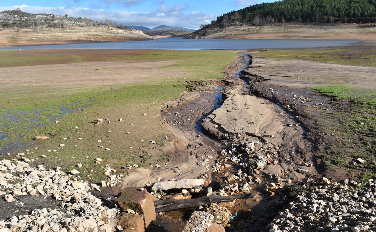 Señales evidentes de la escasa cantidad de agua que acumula el embalse de Aguilar. 