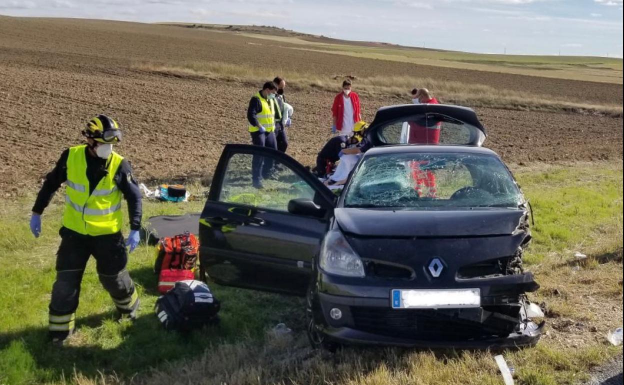 Los servicios de emergencias sanitarias en el lugar del accidente.