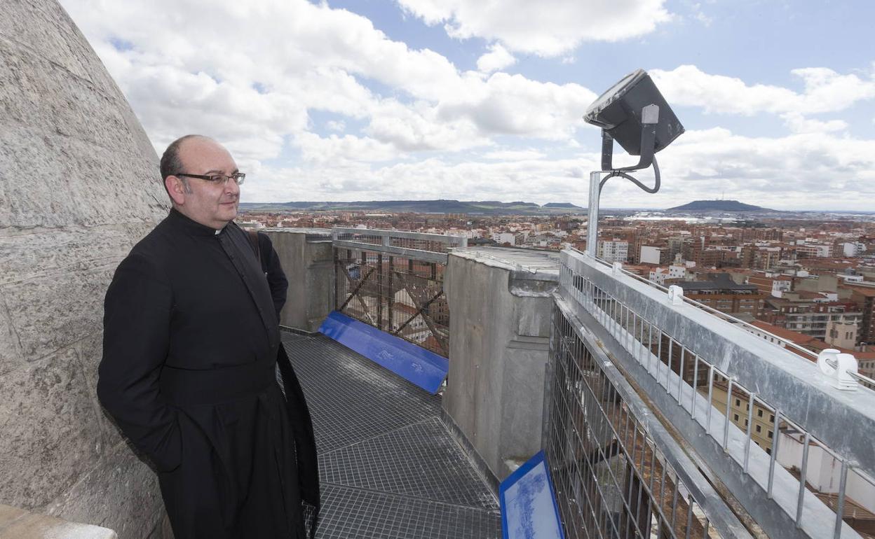 El deán, José Andrés Cabrerizo, en el mirador de la torre de la Catedral de Valladolid en una imagen de archivo.