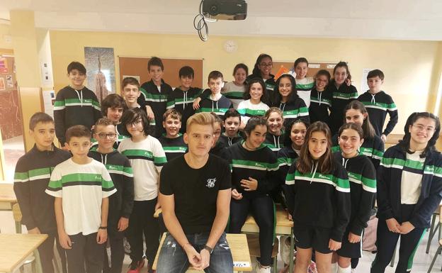 Nacho con sus alumnos de secundaria del colegio de Teresianas 