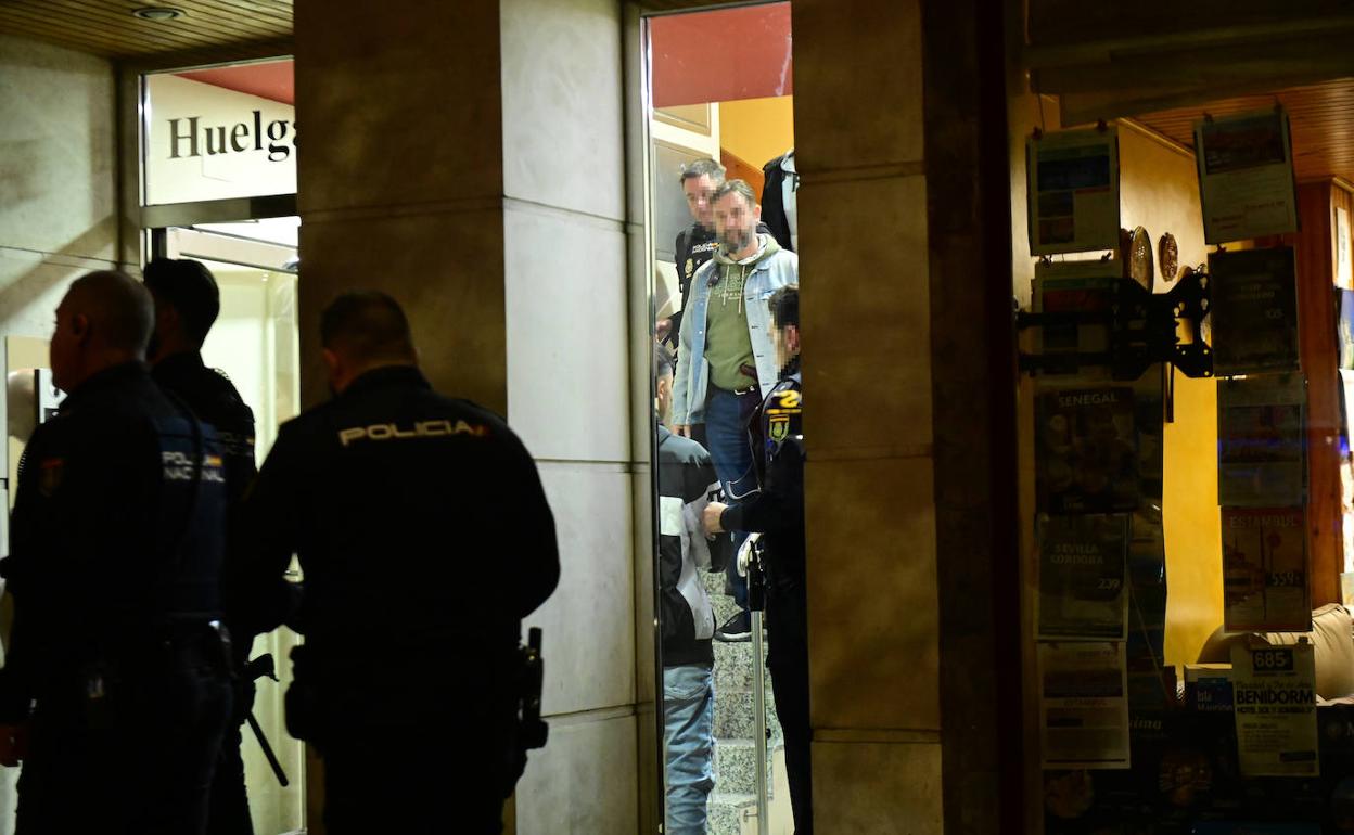 Intervención policial en la calle Huelgas tras un enfrentamiento entre dos grupos de jóvenes.