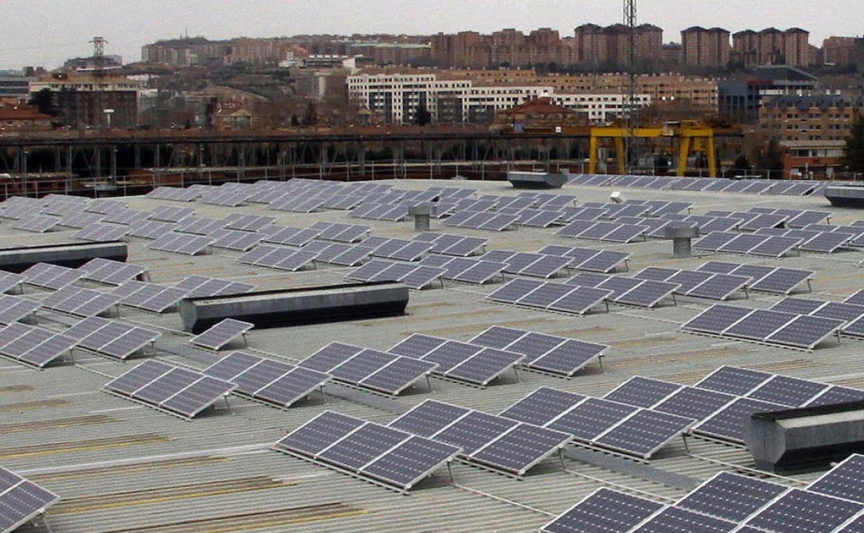 Placas solares en las naves de Auvasa en el polígono de Argales. 