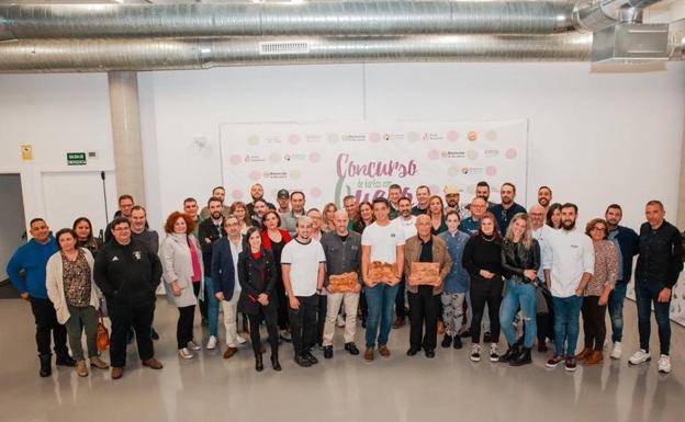 Participantes del I Concurso de Tartas de Queso de Valladolid con los ganadores en centro 