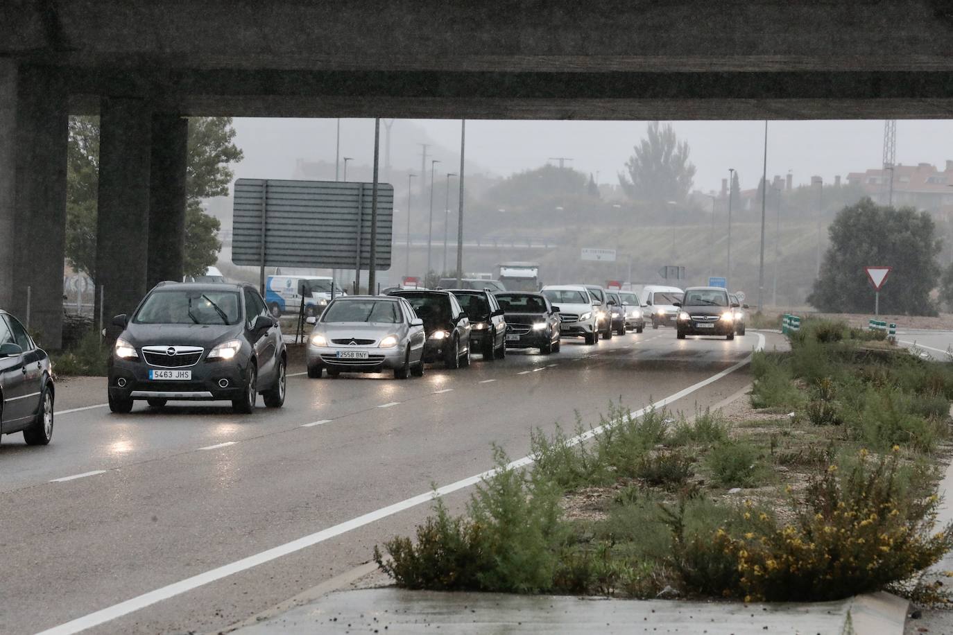 Fotos: Retenciones en la rotonda de la A-11 por el vuelco de un camión