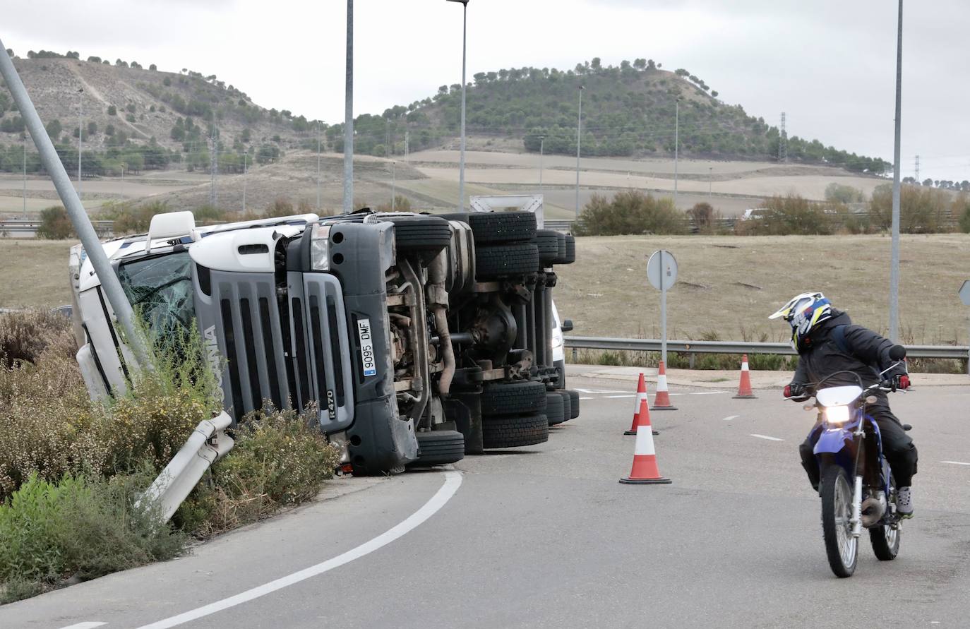 Fotos: Retenciones en la rotonda de la A-11 por el vuelco de un camión