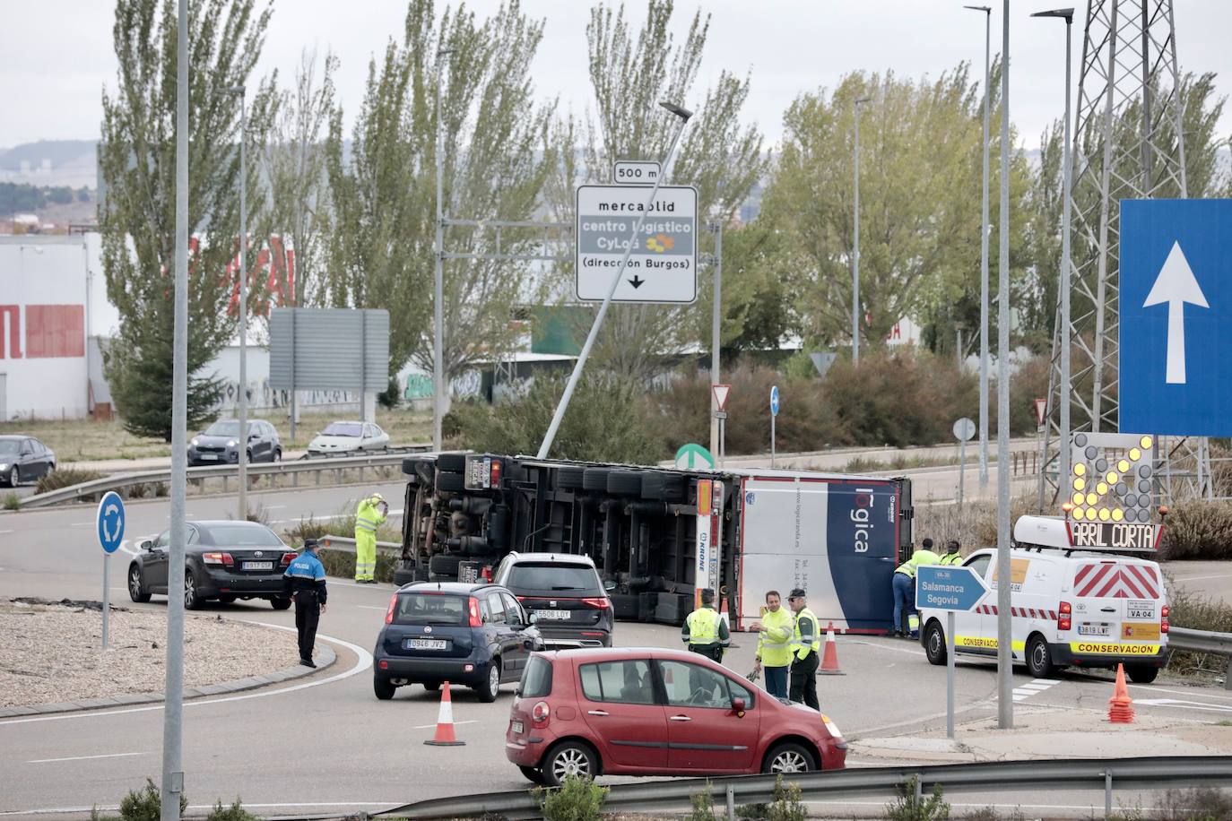 Fotos: Retenciones en la rotonda de la A-11 por el vuelco de un camión