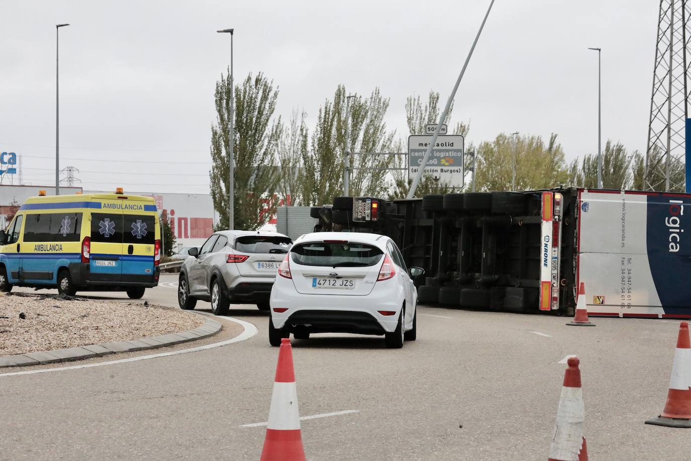 Fotos: Retenciones en la rotonda de la A-11 por el vuelco de un camión