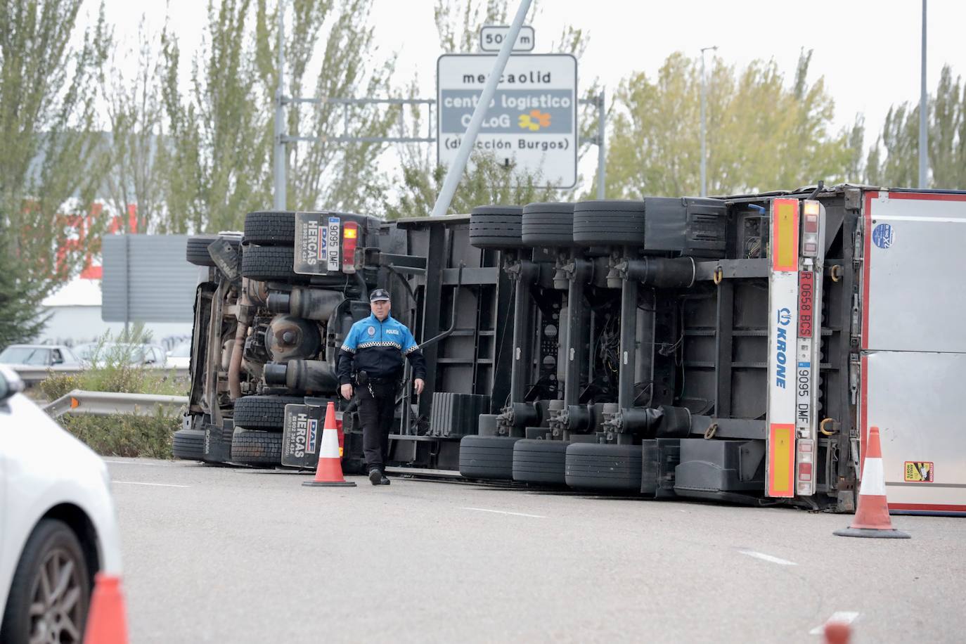 Fotos: Retenciones en la rotonda de la A-11 por el vuelco de un camión