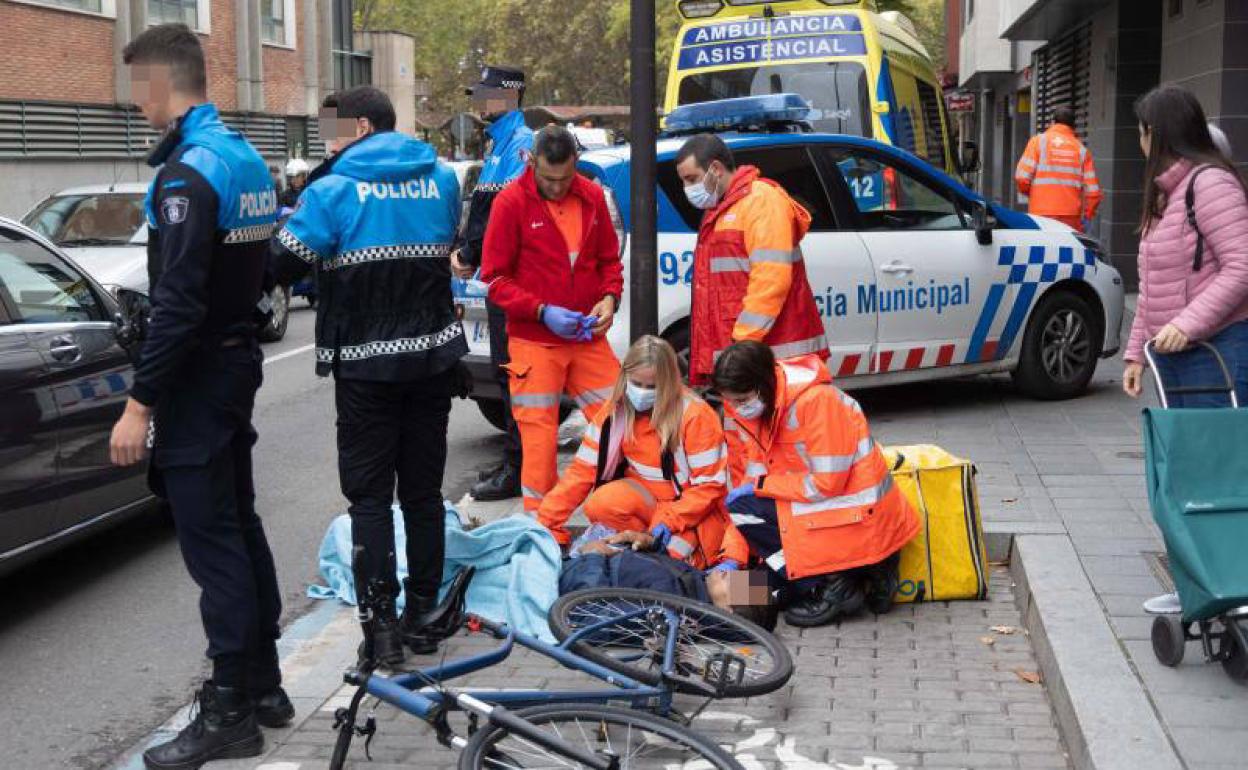 Los sanitarios atienden al repartidor herido en la calle Santiago Rusiñol. 