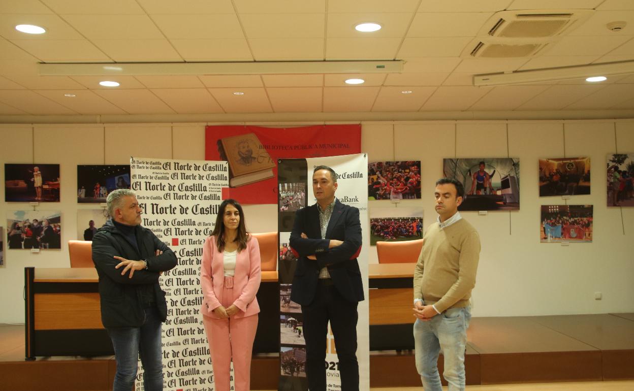 José María Bravo, vicepresidente de la Diputación; Patricia Polo, directora de la oficina de Cuéllar de Caixabank; Félix Blanco, responsable comercial de El Norte de Castilla en Segovia; y Carlos Fraile, alcalde de Cuéllar .