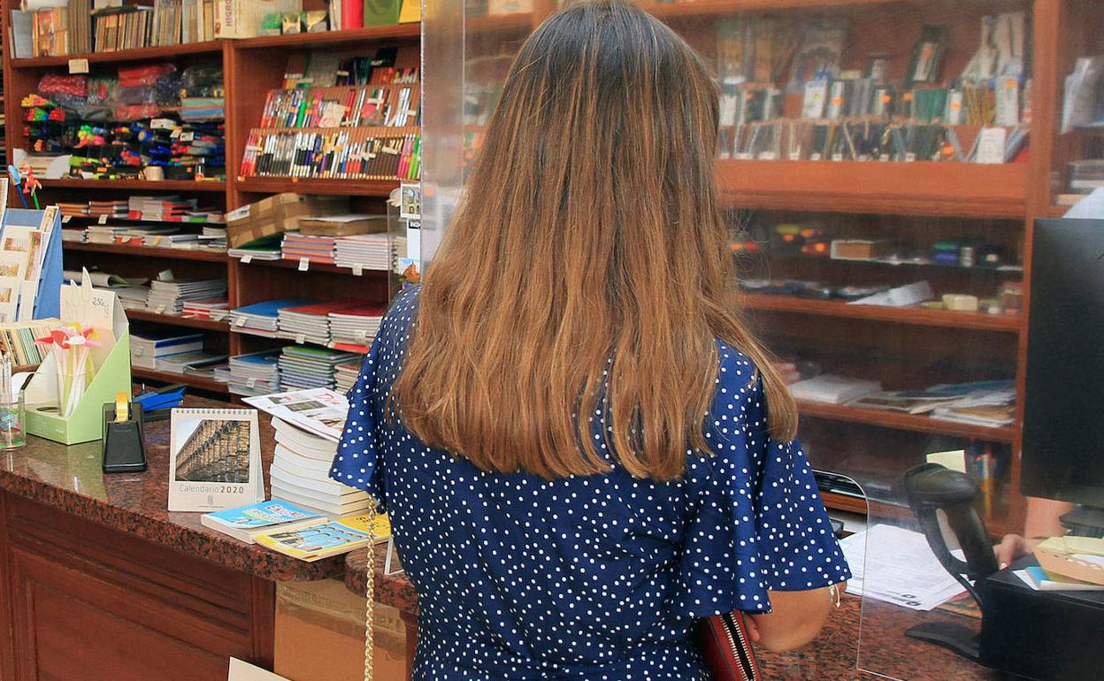 Una joven compra un libro en Segovia.