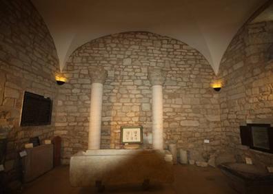 Imagen secundaria 1 - Arriba el interior de la Iglesia parroquial de San Román. Abajo a la izquierda, la capilla que alberga el pequeño museo y, a la derecha, el retablo que representa la coronacion a Chindasvinto