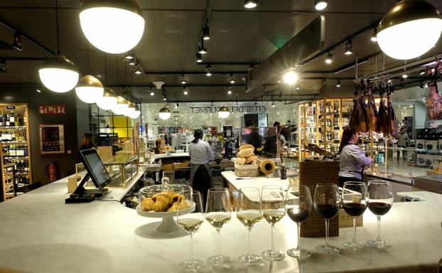 Imagen principal - Arriba, la Barra del Gourmet en la que se pueden probar tapas y los productos de la tienda. Abajo, otra vista del nuevo espacio que ha aumentado.