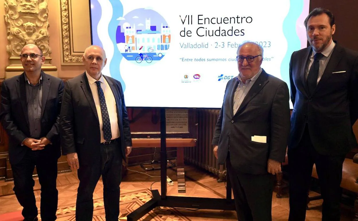 El concejal Luis Vélez; Carlos Daniel Casares, secretario general de la FEMP; el director general de la DGT, Pere Navarro y el alcalde de Valladolid, Óscar Puente.