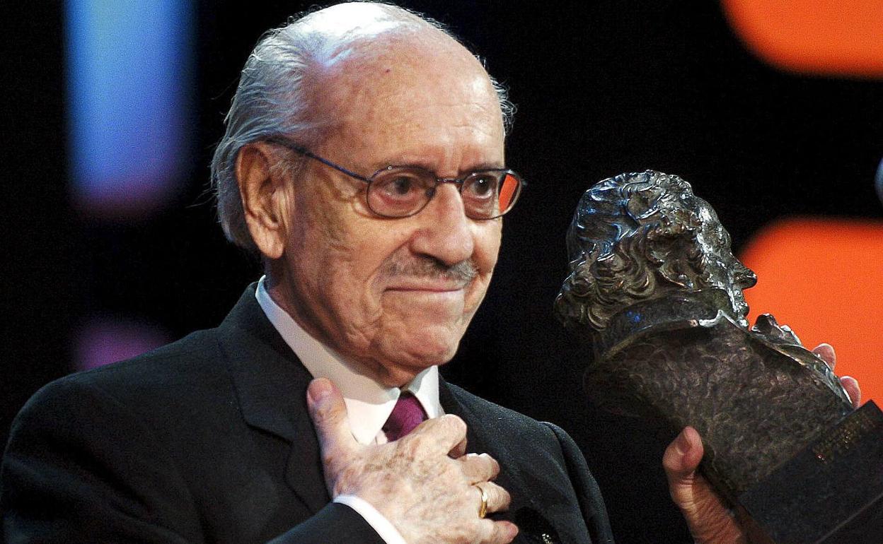 José Luis López Vázquez con un Premio Goya.