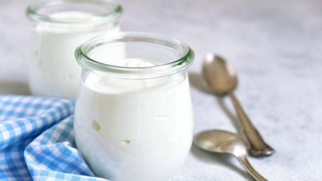 Por qué no debes tirar el líquido del yogur
