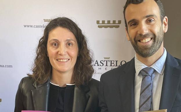 La enóloga Sara Román y el director general de Bodegas Castelo de Medina, Eudaldo Bonet-de Gispert. 