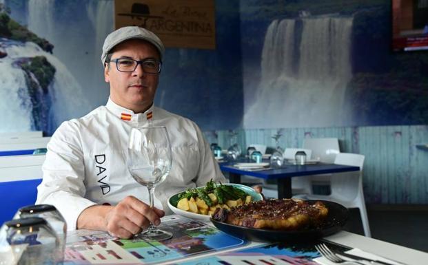 David Gaspar con su chuletón de ternera de Ávila con patatas fritas y pimientos de Padrón 