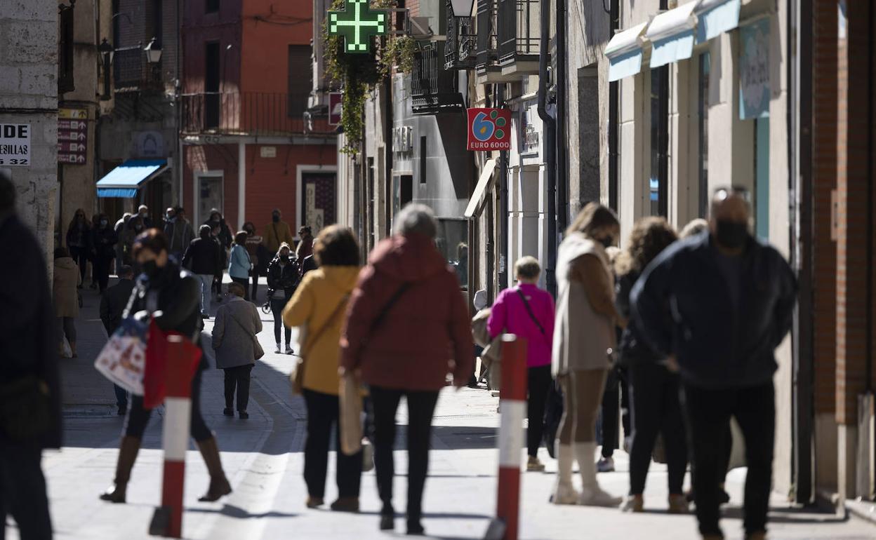 Varias personas caminan por una calle del municipio de Tordesillas