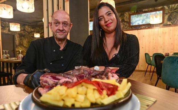 El cocinero Pedro J. de Pablos y la gerente Aranza Losa del restaurante Que Hierva, con su chuletón 