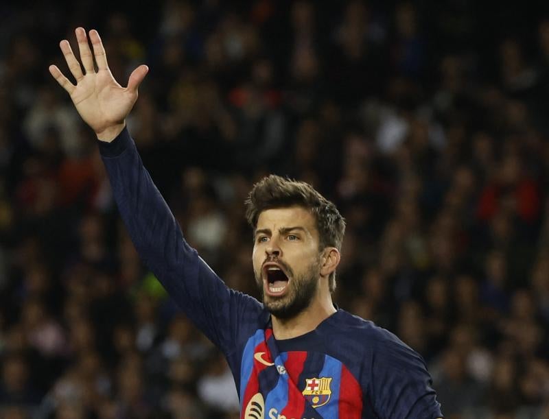 Piqué protesta en una acción de su último partido en el Camp Nou.