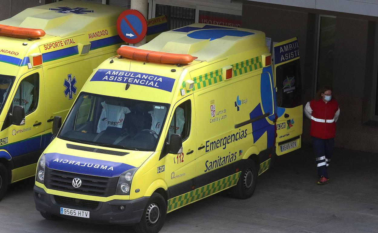 Ambulancias en el Hospital General de Segovia.