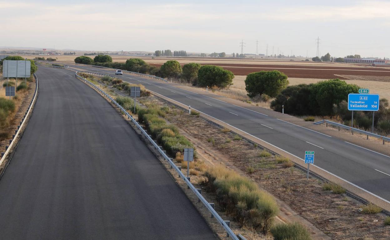 El tramo afectado de la autovía A-62, desierto durante las obras.