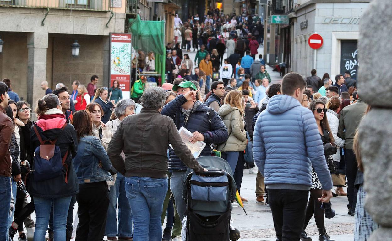 Multitud de turistas en Segovia durante el puente de Todos los Santos.