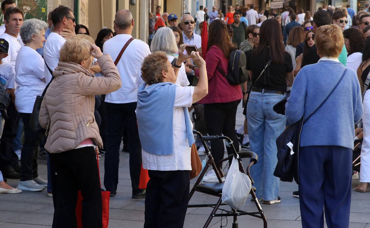 Turistas en una calle de Segovia.