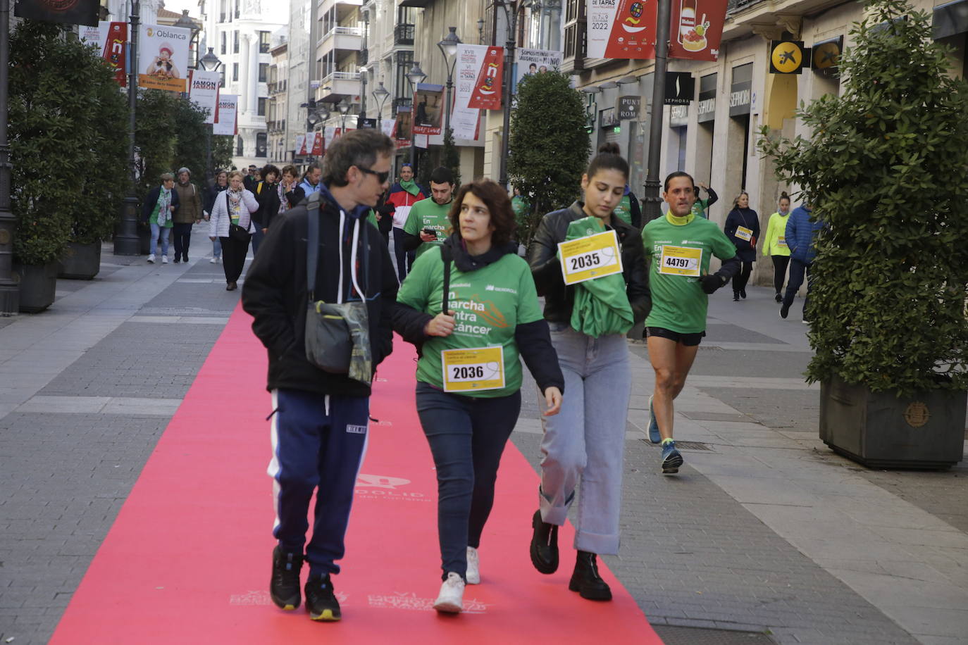 Fotos: La marcha contra el cáncer llena Valladolid de verde