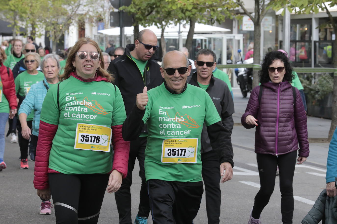 Fotos: La marcha contra el cáncer llena Valladolid de verde