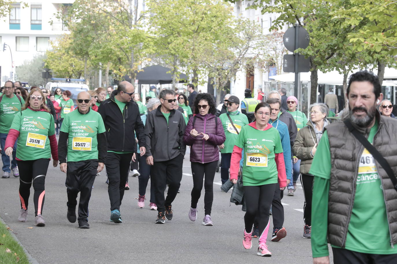 Fotos: La marcha contra el cáncer llena Valladolid de verde