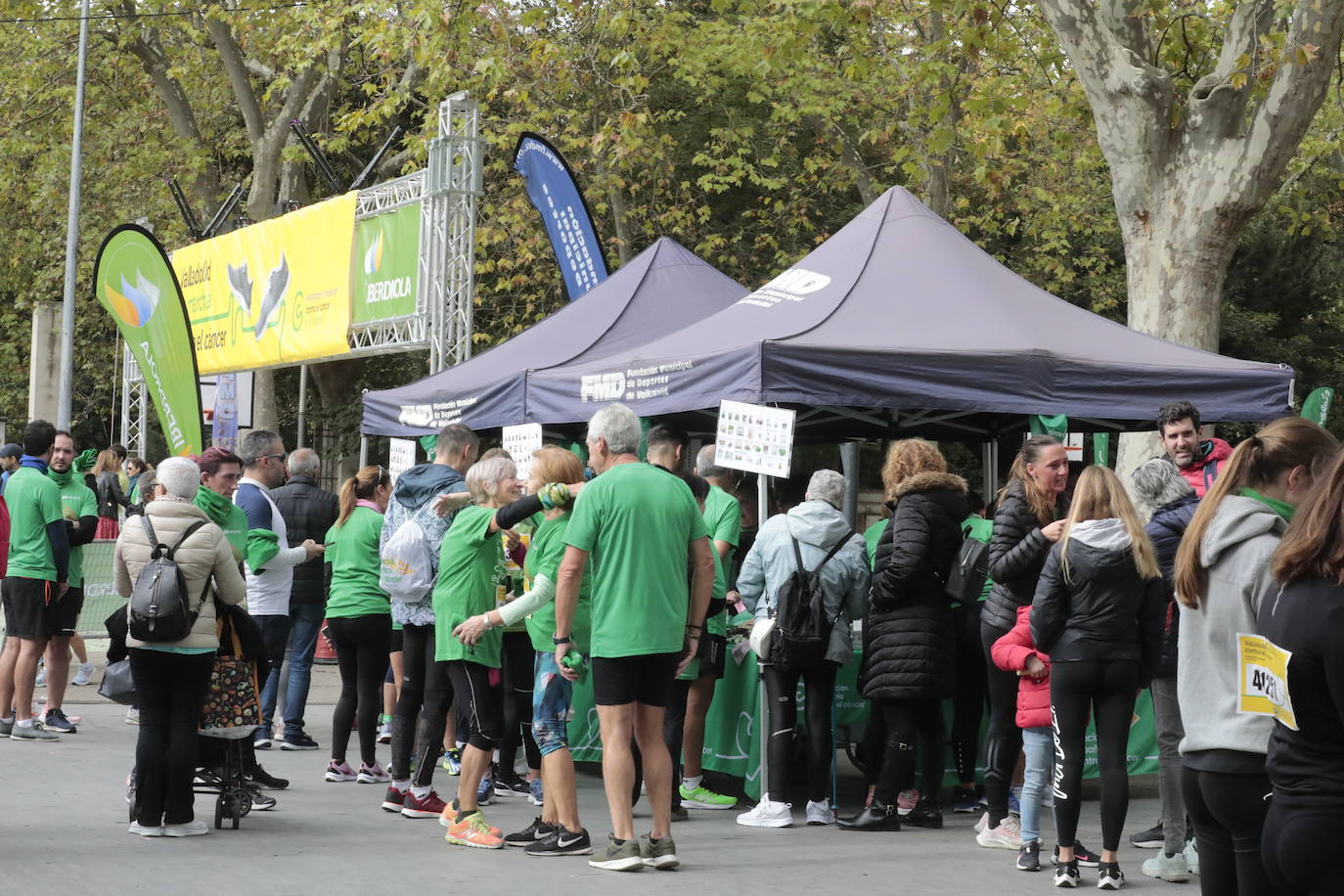 Fotos: La marcha contra el cáncer llena Valladolid de verde