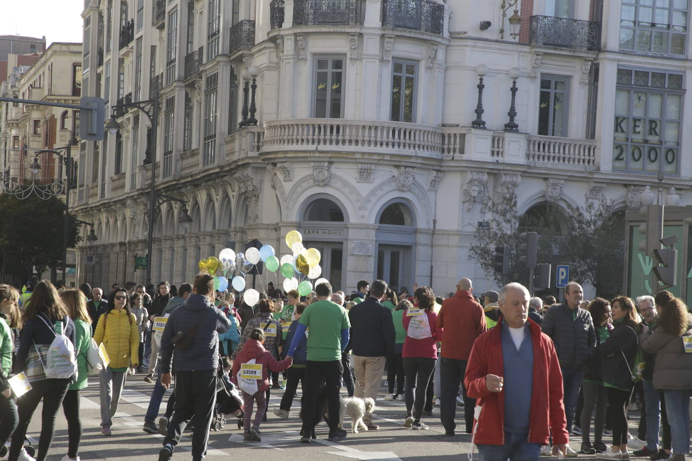 Fotos: La marcha contra el cáncer llena Valladolid de verde