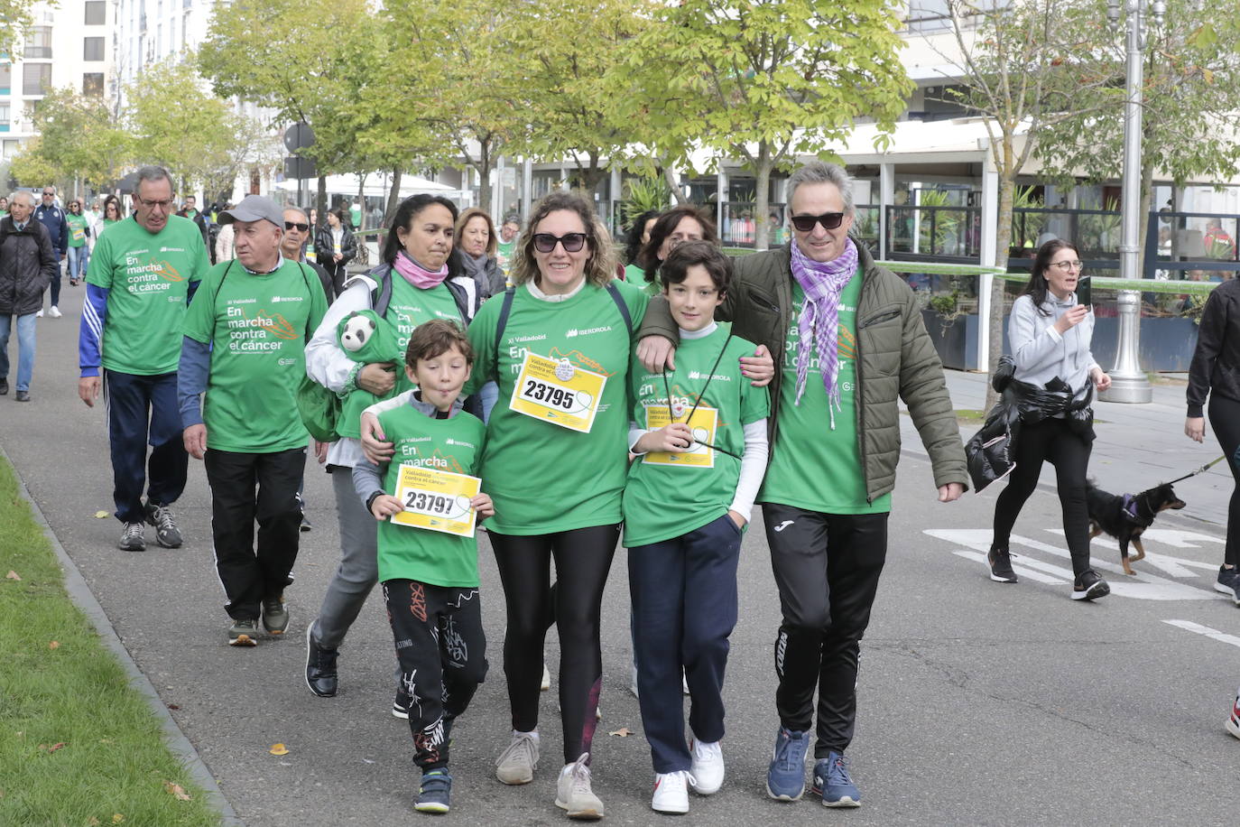 Fotos: La marcha contra el cáncer llena Valladolid de verde