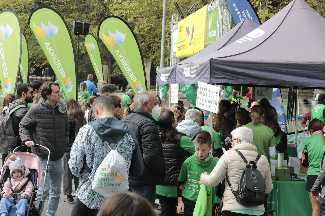 Fotos: La marcha contra el cáncer llena Valladolid de verde