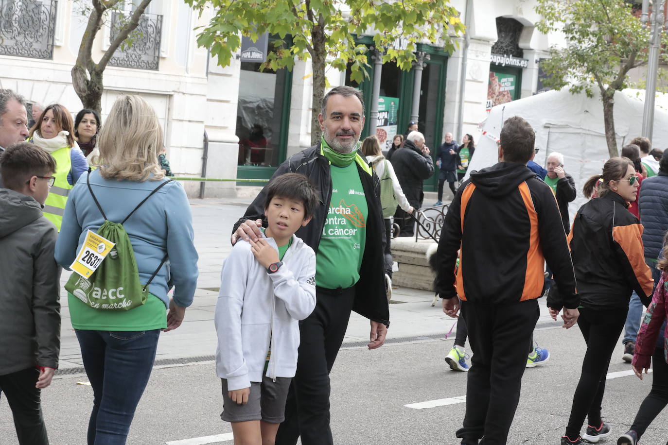 Fotos: La marcha contra el cáncer llena Valladolid de verde