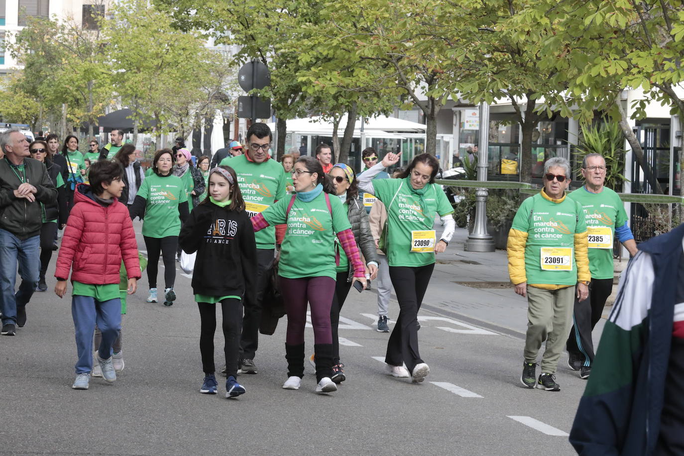 Fotos: La marcha contra el cáncer llena Valladolid de verde