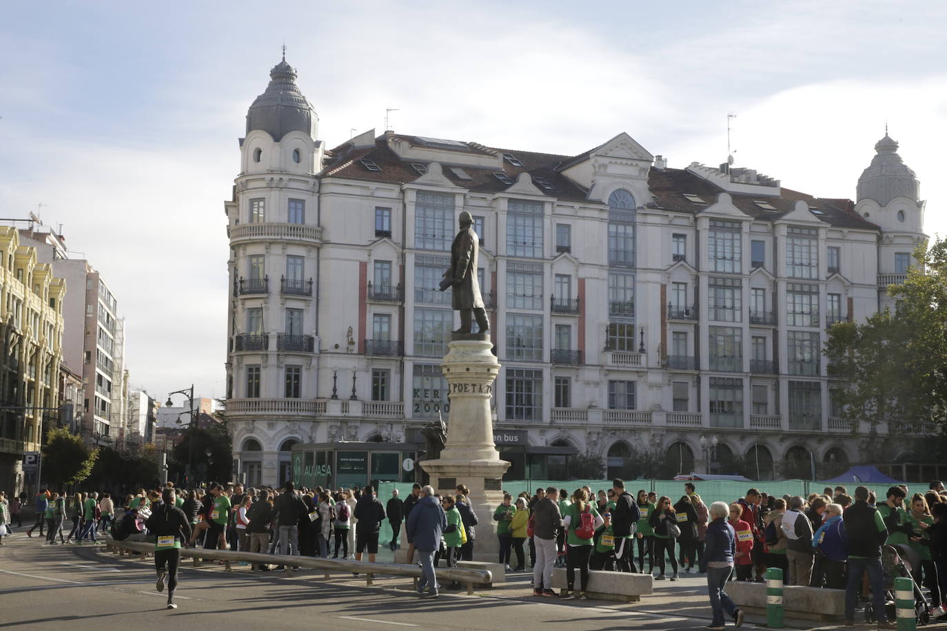 Fotos: La marcha contra el cáncer llena Valladolid de verde