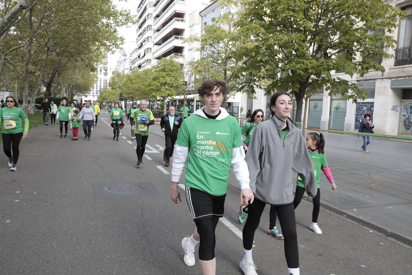 Fotos: La marcha contra el cáncer llena Valladolid de verde