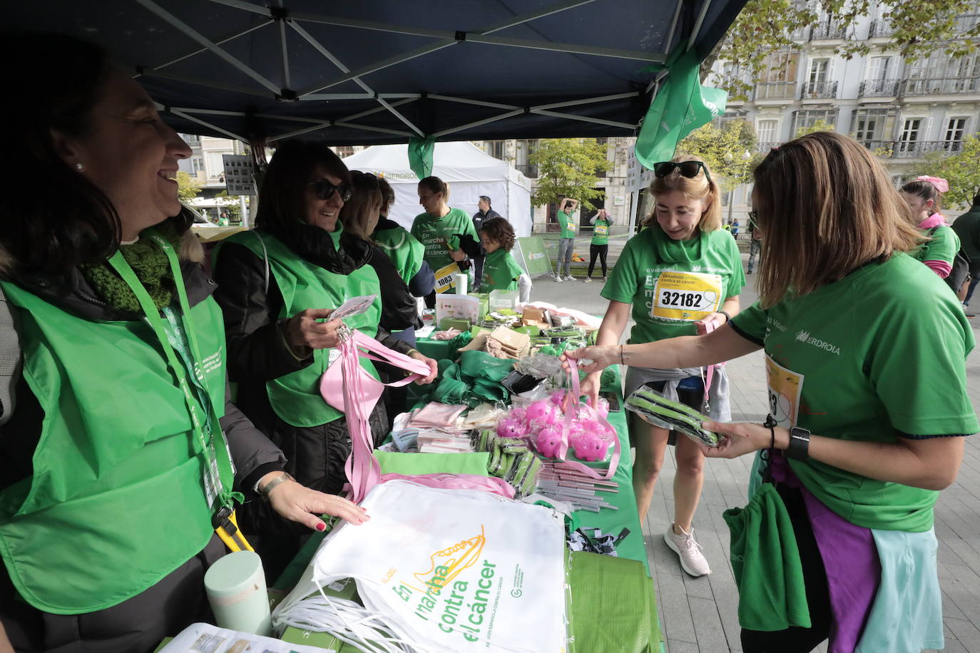 Fotos: La marcha contra el cáncer llena Valladolid de verde