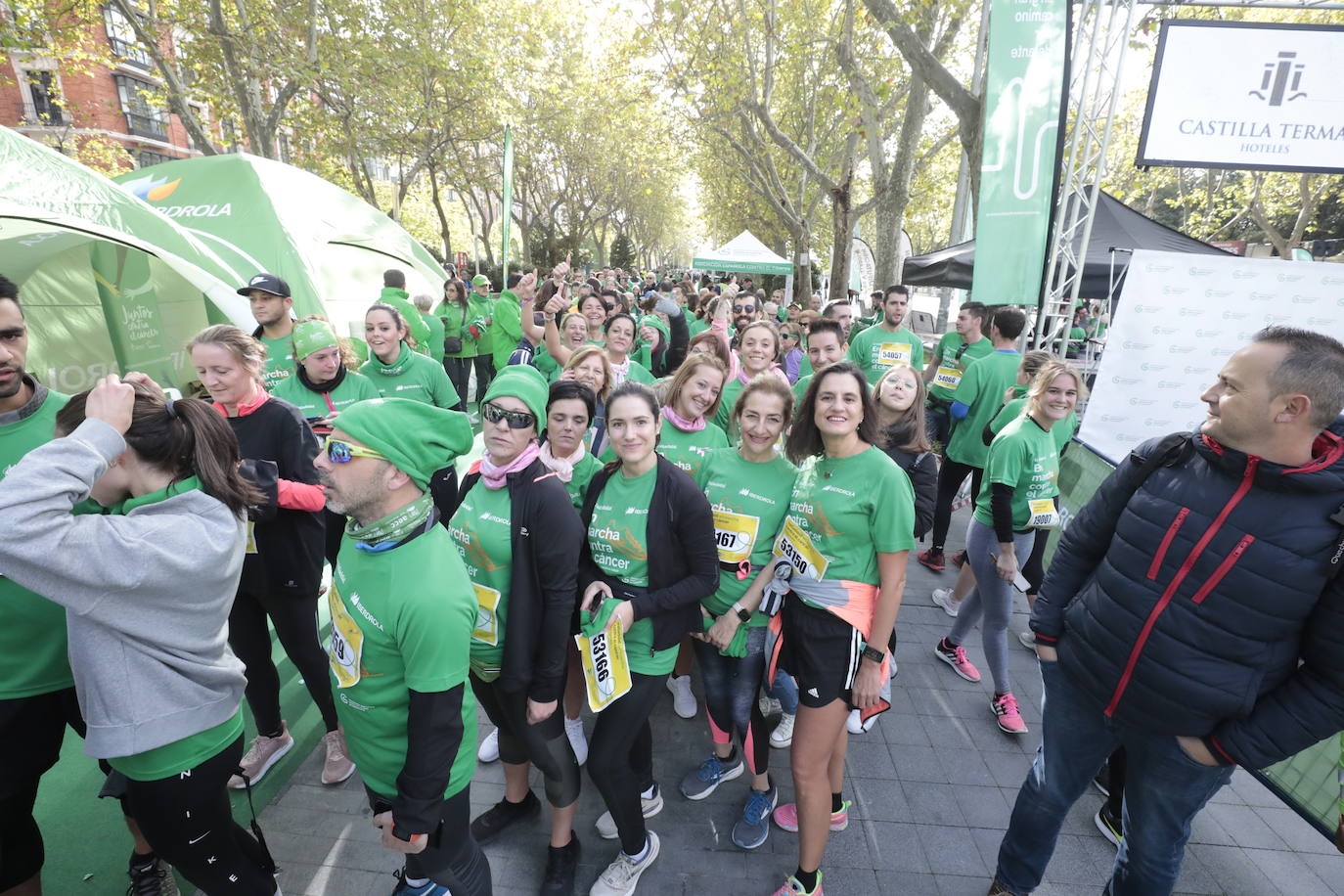 Fotos: La marcha contra el cáncer llena Valladolid de verde